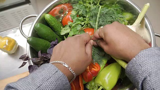 墨西哥食物。夹。男子完成了牛肉法士达的准备工作——墨西哥的传统菜肴。铁盘里的墨西哥食物