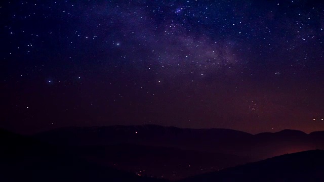 夜空中星星的痕迹，长时间曝光拍摄。