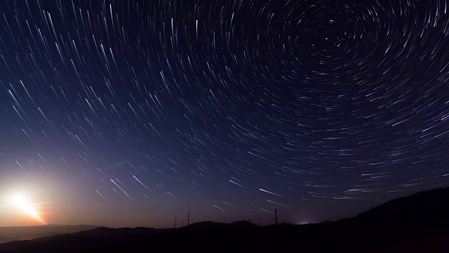 夜空中星星的痕迹，长时间曝光拍摄。