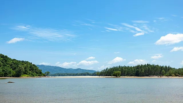 4k时间流逝美丽的热带海洋和晴朗的蓝天，夏季的云，普吉岛