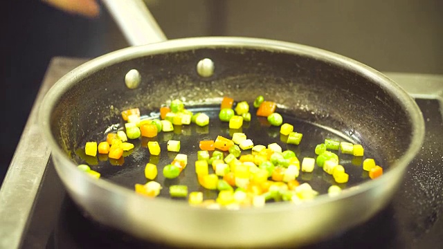 在热煎锅上烤的蔬菜