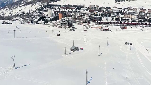 无人机鸟瞰图，意大利阿尔卑斯山著名的滑雪胜地