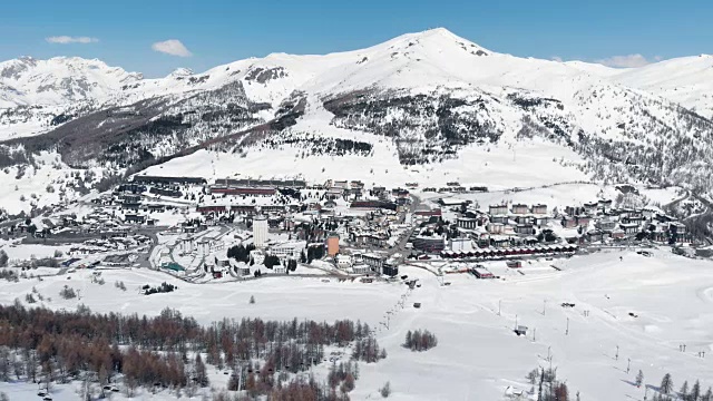 无人机鸟瞰图，意大利阿尔卑斯山著名的滑雪胜地