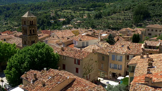 老城的屋顶和钟楼全景。Moustiers-Sainte-Marie，法国，4K超高清