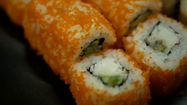 日本开胃寿司和卷，加州和天妇罗在盘子上。