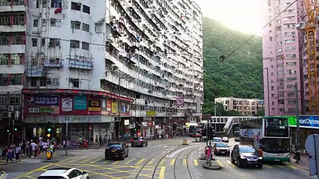 中国香港市区街道上的双层有轨电车