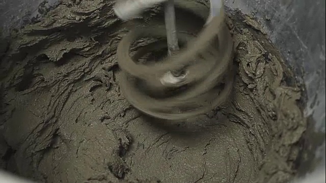 用电钻混合石膏溶液。家里装修