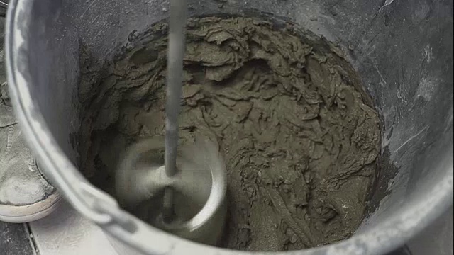 详情图-用电钻混合石膏溶液。家里装修