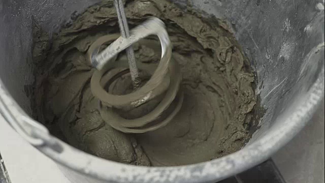 详情图-用电钻混合石膏溶液。家里装修