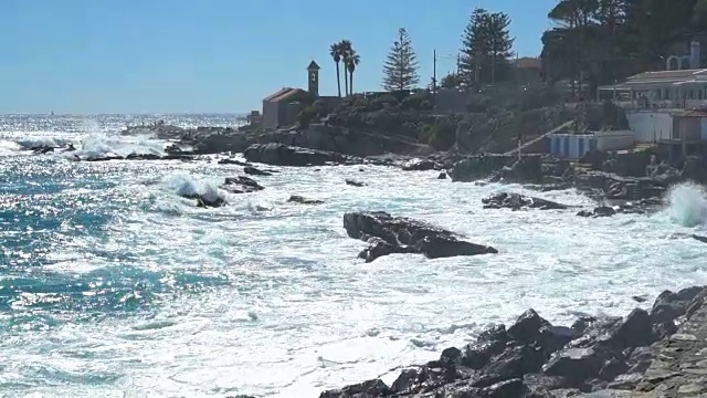 巨浪拍打着海岸的悬崖