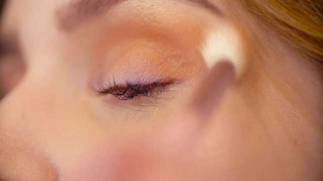 詳情圖-涂抹眼影的化妝師