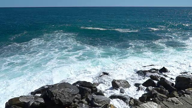 巨浪拍打着海岸的悬崖
