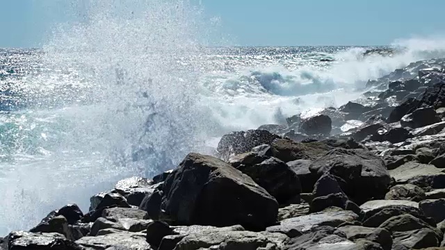 巨浪拍打着海岸的悬崖