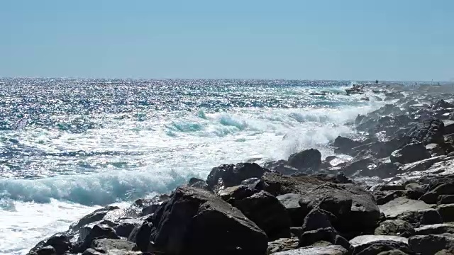 巨浪拍打着海岸的悬崖