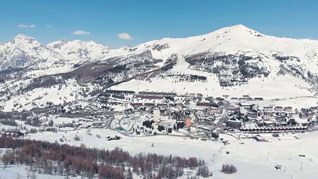 无人机鸟瞰图，意大利阿尔卑斯山著名的滑雪胜地