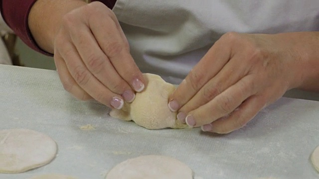 在教堂自助餐厅捏饺子的女人