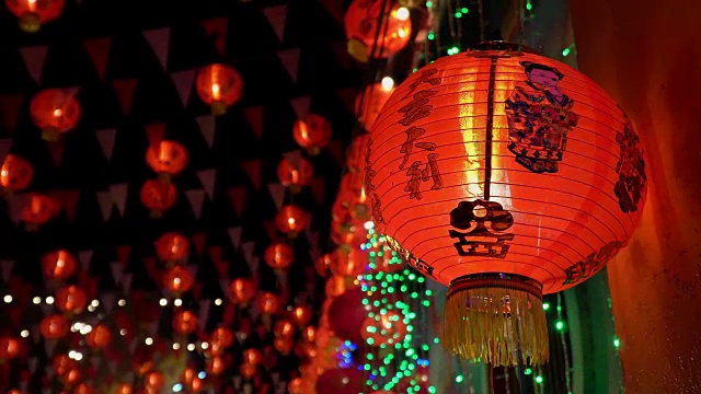 详情图-中国农历新年的灯笼在唐人街，祝福文字意味着有财富和幸福