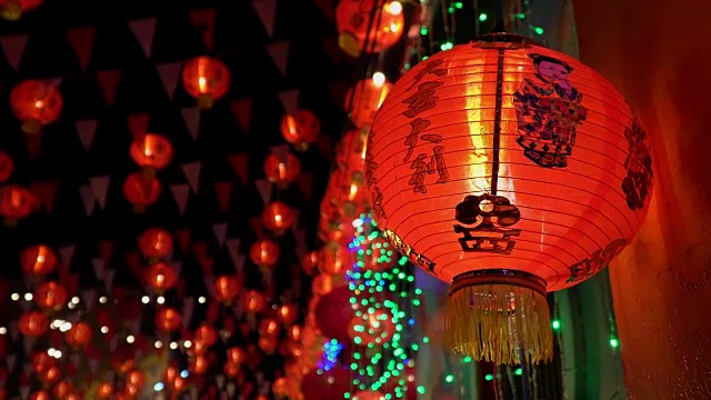 详情图-中国农历新年的灯笼在唐人街，祝福文字意味着有财富和幸福