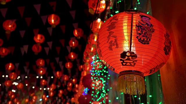 详情图-中国农历新年的灯笼在唐人街，祝福文字意味着有财富和幸福