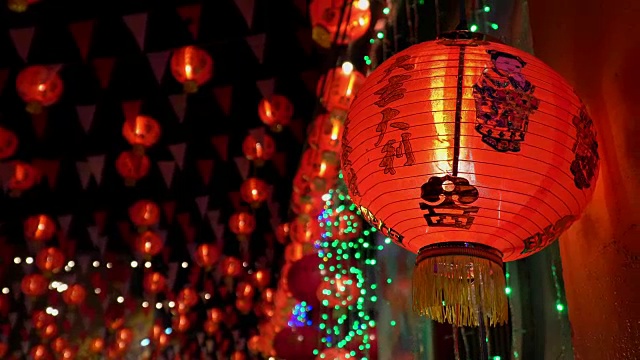 详情图-中国农历新年的灯笼在唐人街，祝福文字意味着有财富和幸福