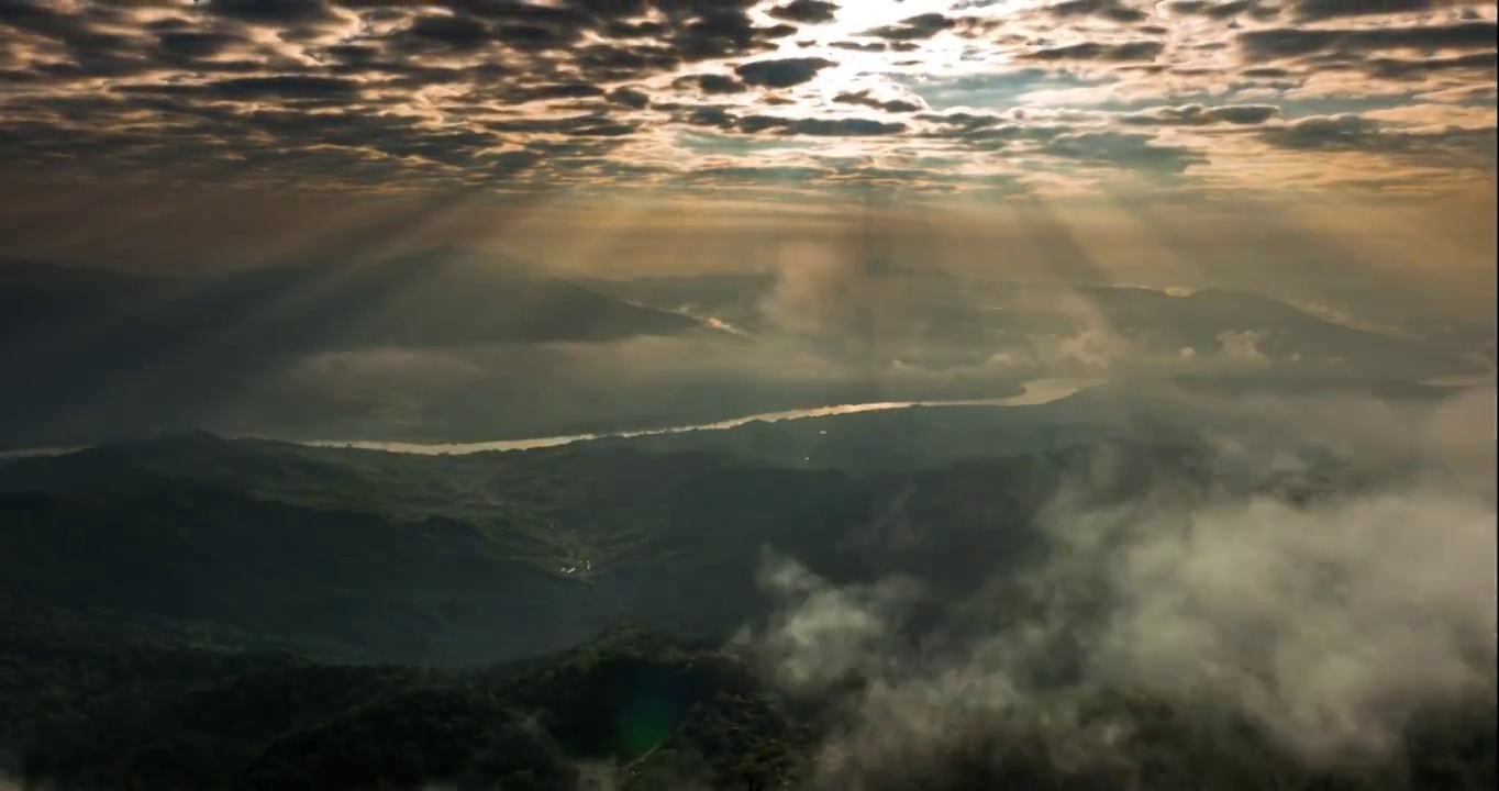 阳光和雾滚滚流过群山