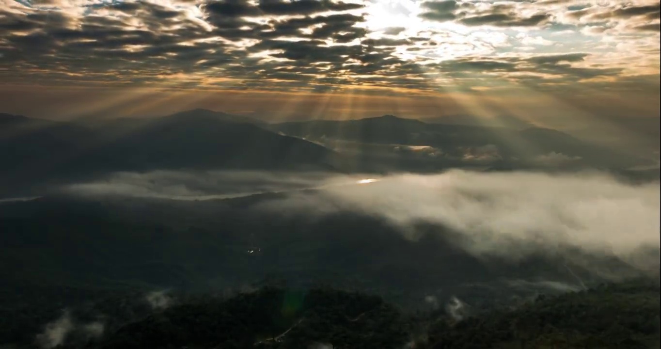 詳情圖-陽光和霧滾滾流過群山