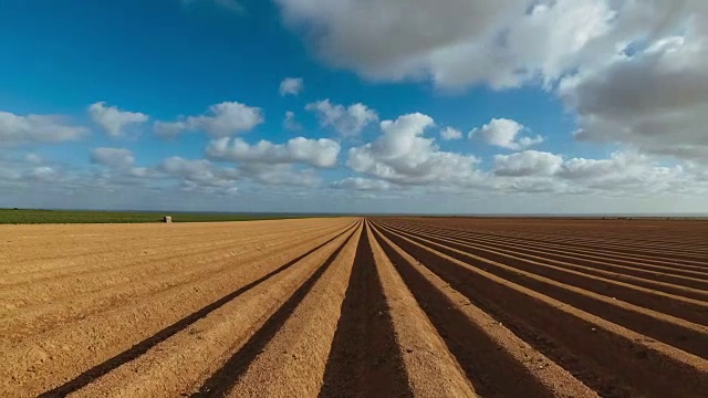 在法国诺曼底，一段时间的推移，人们在犁沟般的农田里准备种植庄稼和蔬菜。