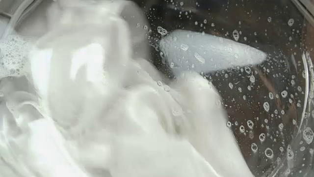 白色的亚麻布是在洗衣机里洗的特写。