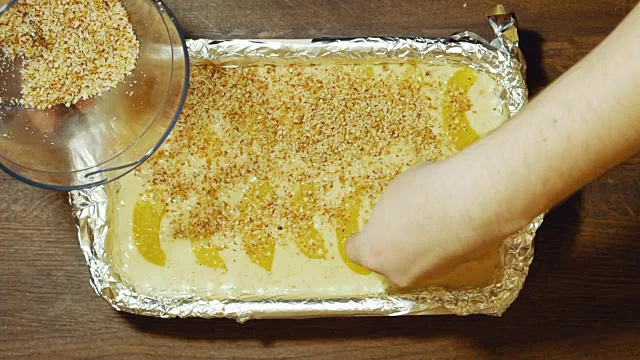 在家做一个甜馅饼。再把桃片铺在饼坯第二层表面。