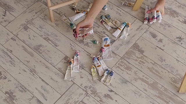 艺术家选择带颜料的管子作画。