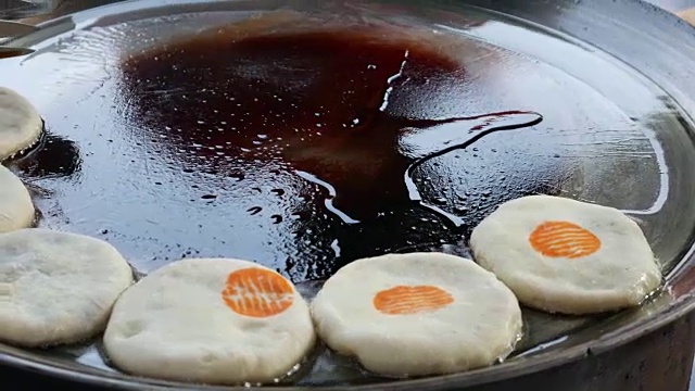 容器中饺子的特写镜头