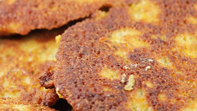 用鱼子酱炸肉片