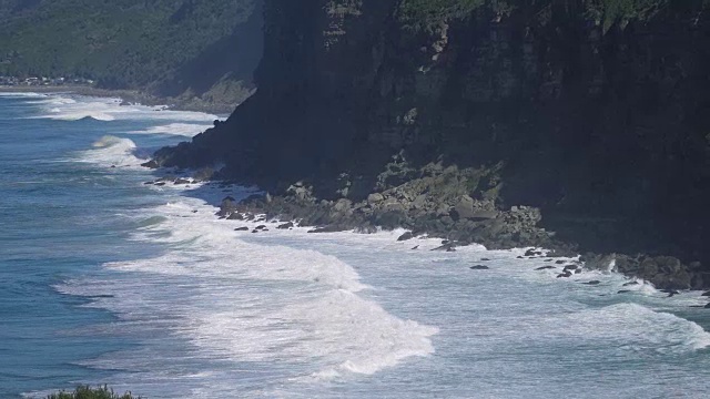 宽镜头海浪在海岸