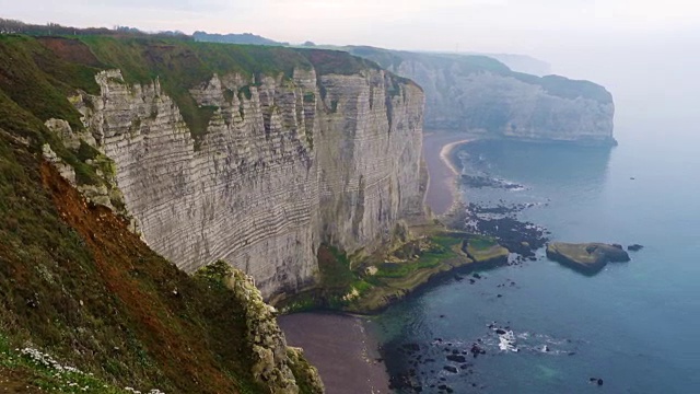 岩石峭壁和大海