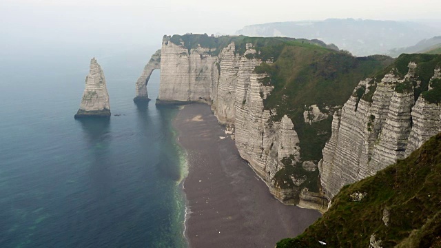 岩石峭壁和大海