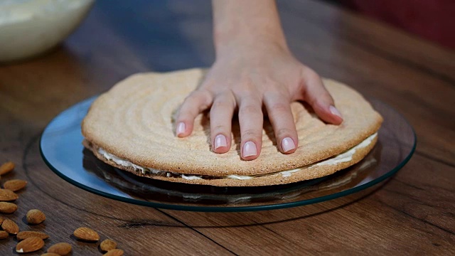 叠加蛋糕层。制作奶油蛋糕