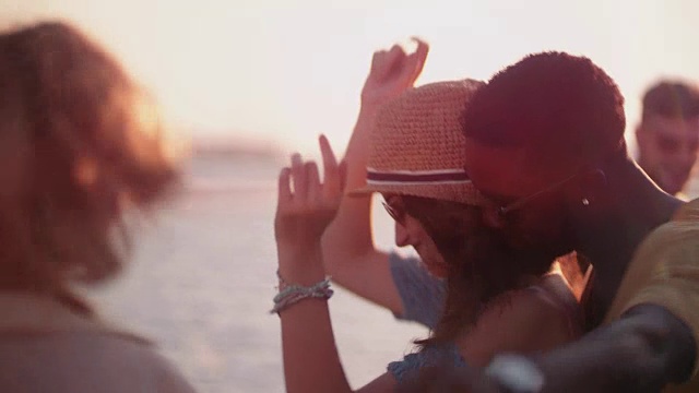 详情图-夏日假期，年轻的多民族潮人在海滩派对上跳舞