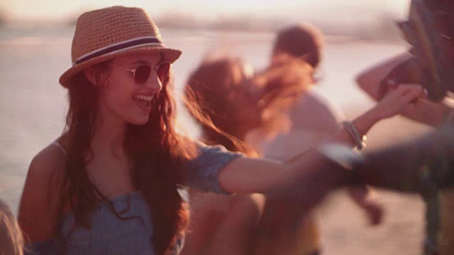 详情图-夏日假期，年轻的多民族潮人在海滩派对上跳舞