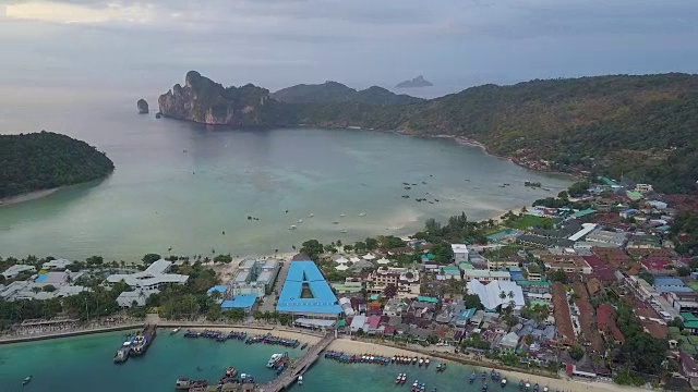 航拍:在一个清爽宁静的早晨，热带岛屿港口的惊人镜头