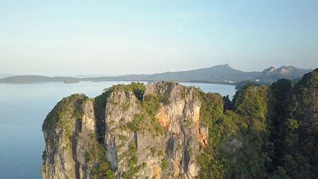 空中摄影:飞过一个巨大的石灰岩喀斯特，你会看到一个美丽的蓝色异国海湾。