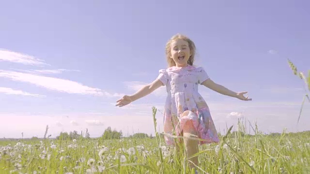 詳情圖-可愛的小女孩在蒲公英色的草地上奔跑。孩子們在戶外歡聲笑語。夏天陽光燦爛的日子。緩慢的運動。