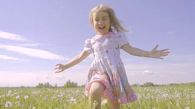 詳情圖-可愛的小女孩在蒲公英色的草地上奔跑。孩子們在戶外歡聲笑語。夏天陽光燦爛的日子。緩慢的運動。
