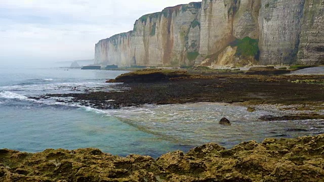 岩石峭壁和大海