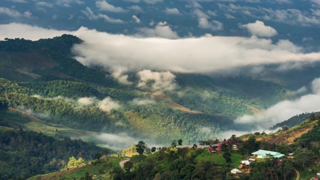 雾滚滚流过群山，时光流逝