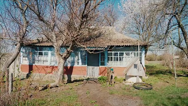 斯坦尼康镜头:乌克兰村庄的一所废弃的房子。锁着的