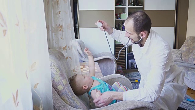 医生在家探望婴儿病人。婴儿用听诊器