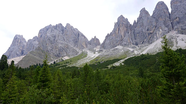 圣玛达莱娜圣玛达莱娜瓦尔迪富内斯在Dolomites意大利阿尔卑斯山与Furchetta峰的视频