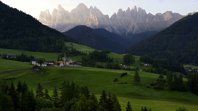 圣玛达莱娜的视频圣玛达莱娜瓦尔迪富内斯在Dolomites意大利阿尔卑斯山和Furchetta峰的背景