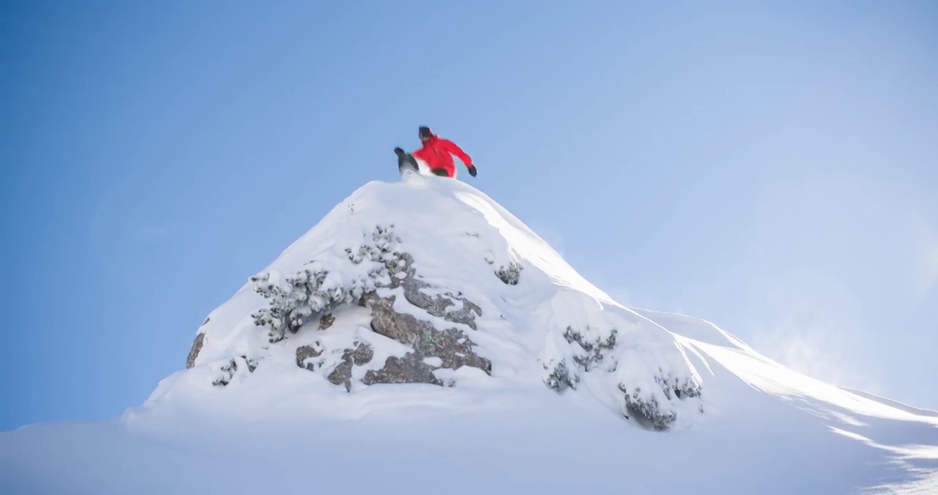 滑雪运动员从悬崖上跳下