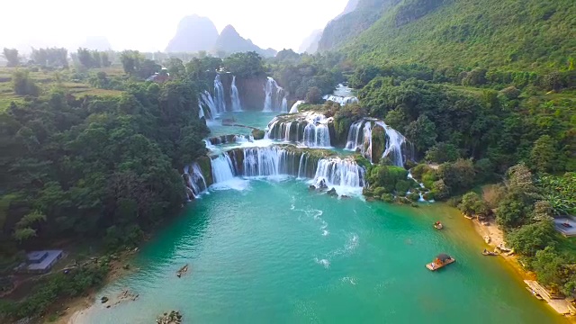 詳情圖-越南的Bangioc瀑布和中國的Detian瀑布，位于邊境附近，人們可以看到這兩個國家的瀑布。